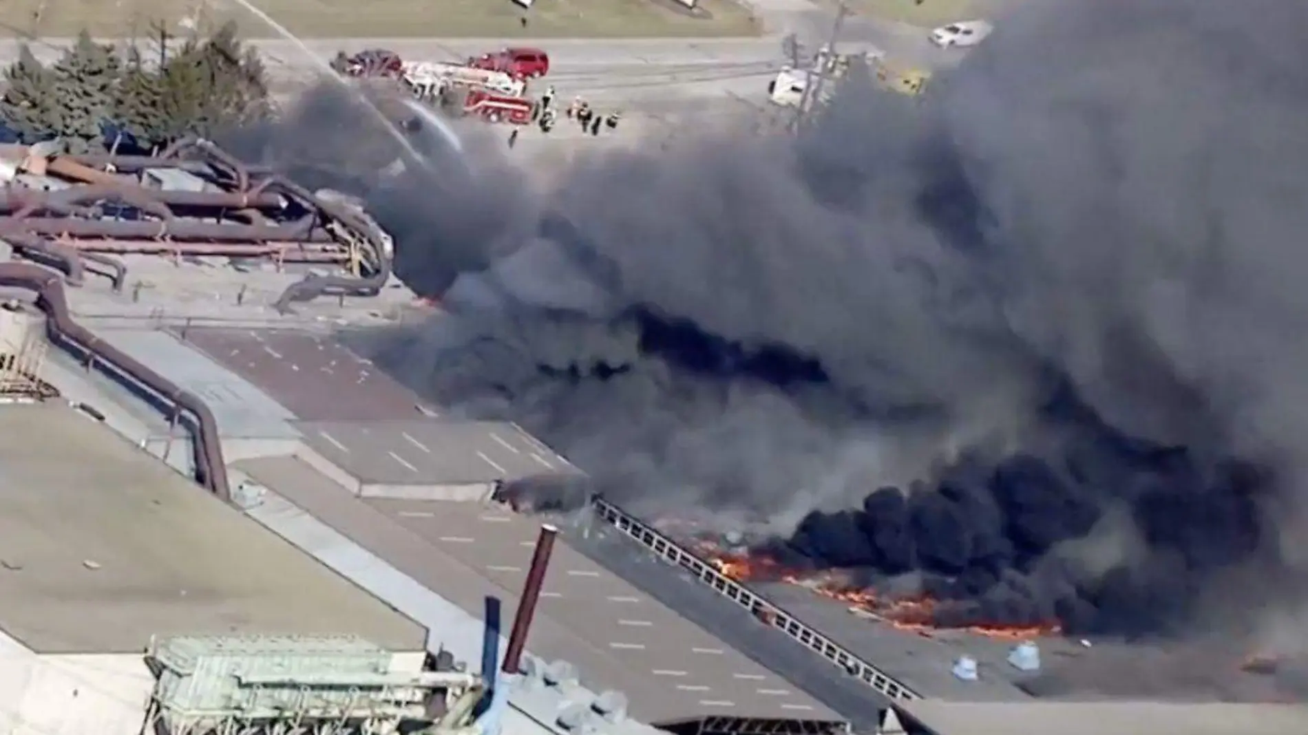 Incendio consume fábrica en Bedford, Ohio